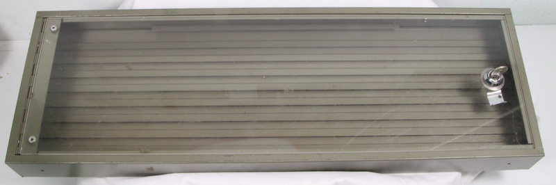 Vitrina – expositor de sobre mesa, con tapa transparente y cierre con llave.