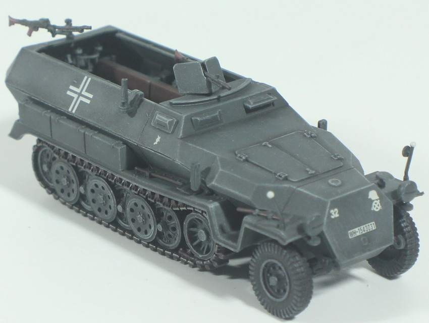 Modeling half track SdKfz 251/1, Sonderkraftfahrzeug 251, assembled and painted, 1/72, Dragon Armor, caja 11