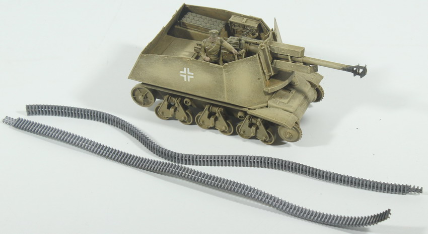 Modeling vehicle German 39(H), Hotchkiss, 10.5 cm Le.FH18 (SF) Auf. Geschutzwagen, 1/35, assembled & painted.