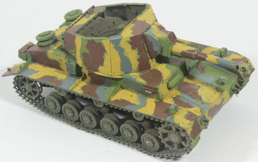 Modeling tank 10.5cm leFH 18/1 (Sf) auf Geschützwagen IVb, 1/35, assembled & painted.