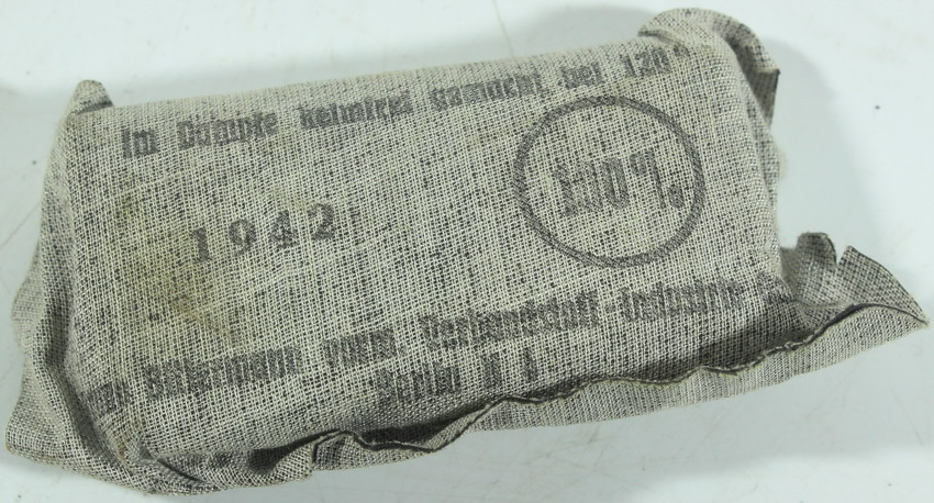 First aid kit: First aid kit, Verbandpäckchen, year 1942, German original 2 GM