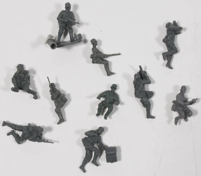 Modeling figures German, gunners and seated vehicles, 10 figures, 1/72