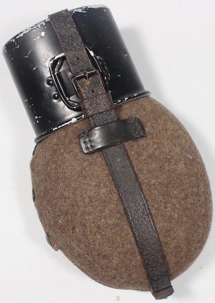 Canteen Mod. 31 with glass (Feldflasche 31 und Trinkbecker), original German World War II