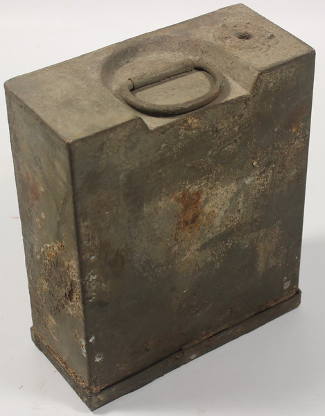 Close-up of the 3 kg. explosivos (inert), original German World War Two